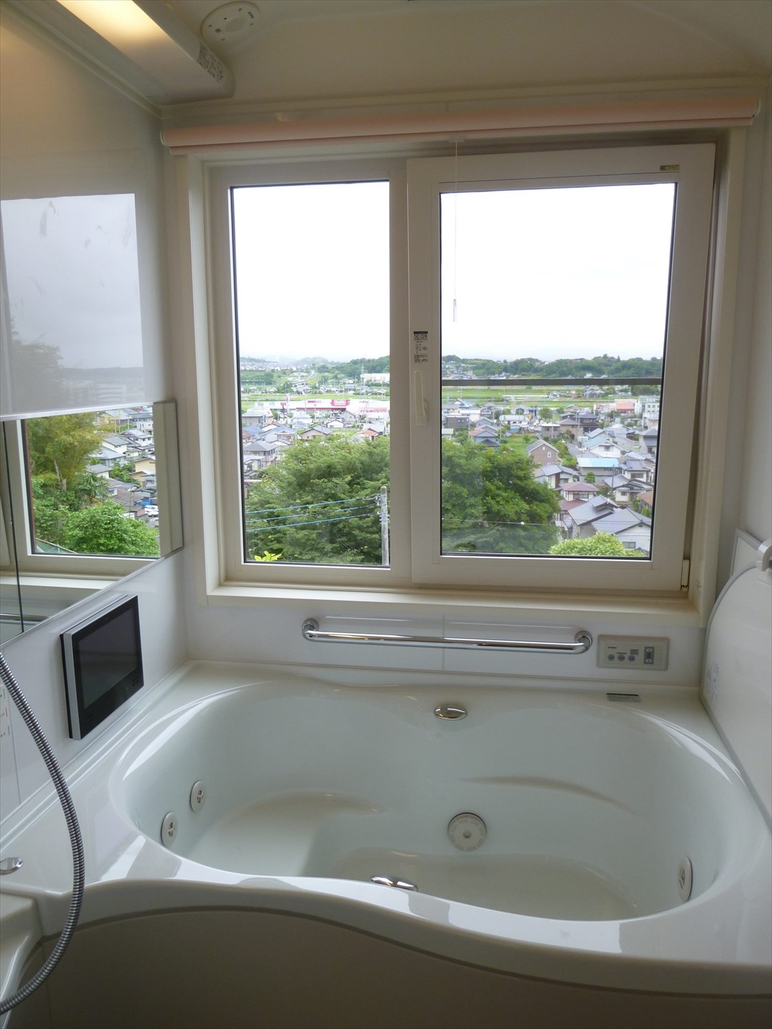窓からの景観が美しい浴室