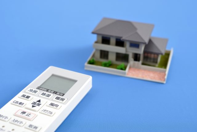 一軒家と空調リモコン