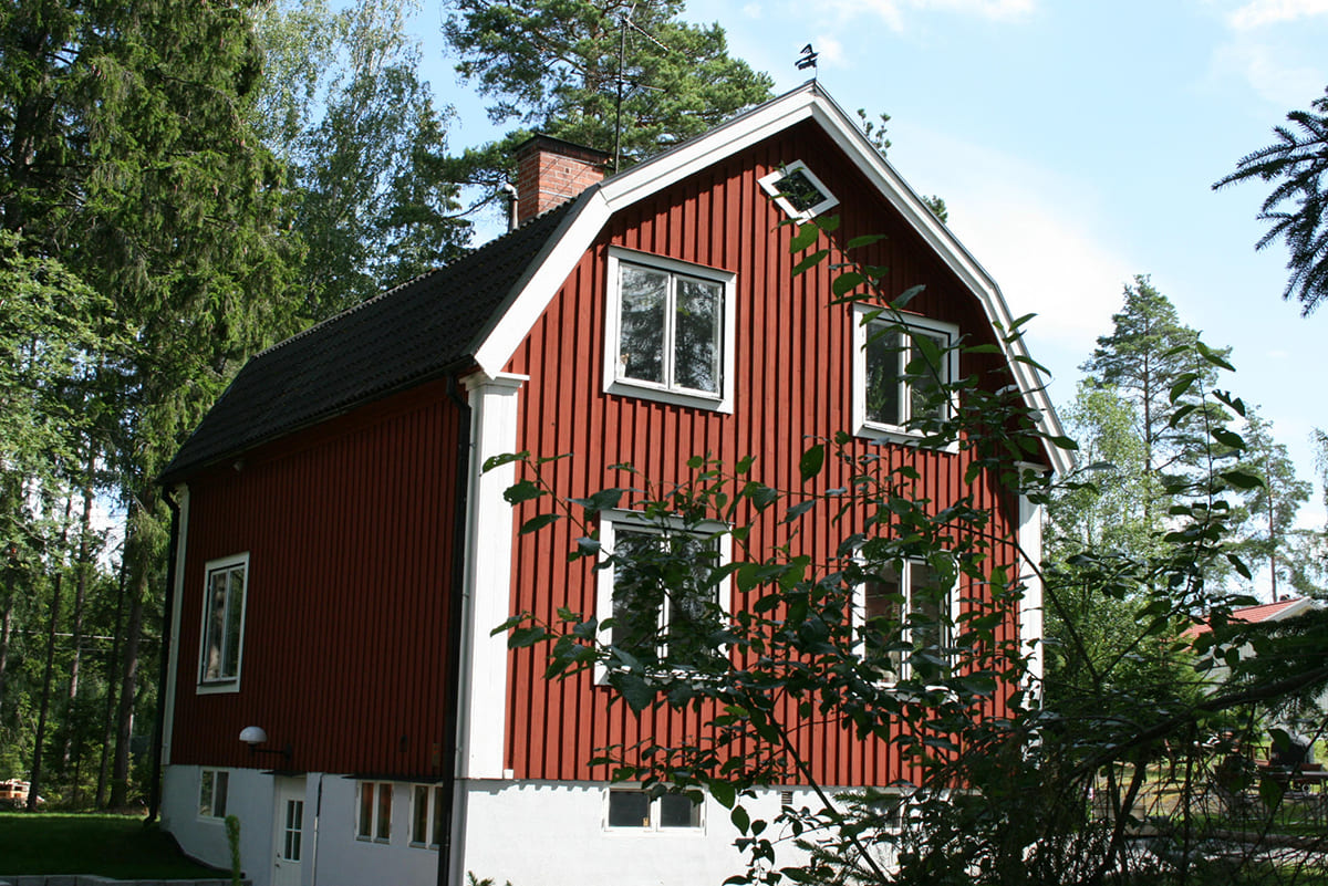 赤い外壁の北欧風住宅