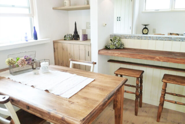 カフェ風のキッチンカウンターとダイニングセット｜自宅で「カフェ風キッチン」を実現する方法｜おしゃれな施工事例、カウンター・内装・収納のポイントを解説