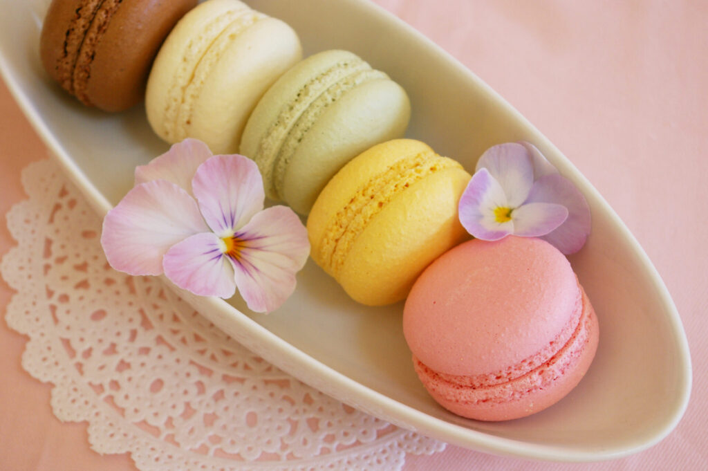 マカロン｜フランスで有名なお菓子の種類と特徴とは｜カヌレやマカロンが似合う華やかな空間づくりのポイント