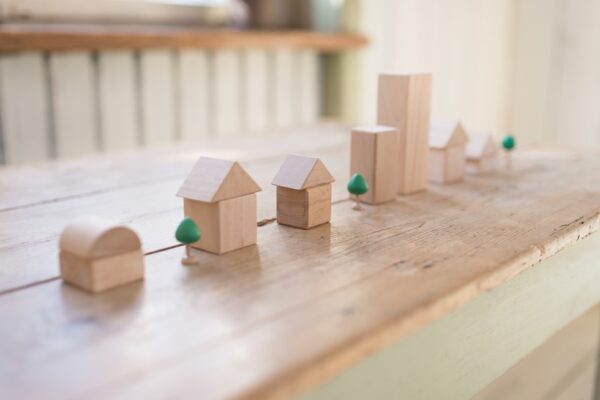 サステナブル建築の魅力と実践例｜自然素材・設計の工夫とは