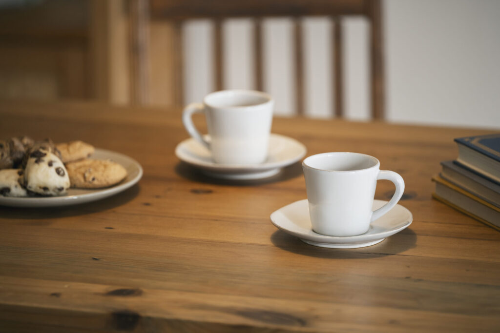 コーヒータイム｜週末だけでも心が整う「サマーハウスのある暮らし」｜北欧スタイルの時間と空間づくりのコツ