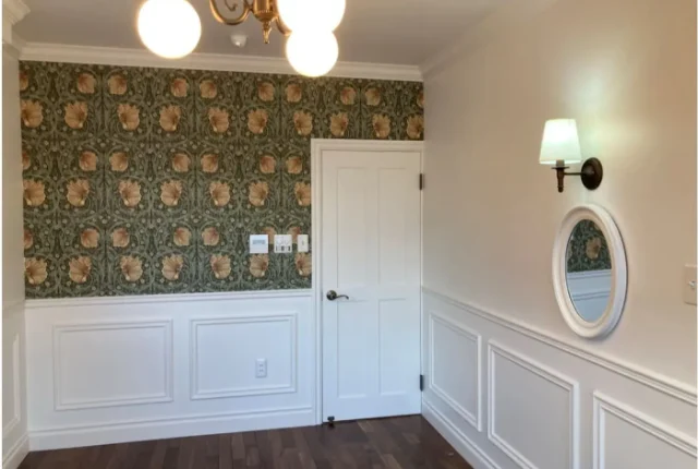 アクセントクロスの部屋｜リフォームデザインで暮らしを整える｜間取り・素材・照明がつくる快適な住空間