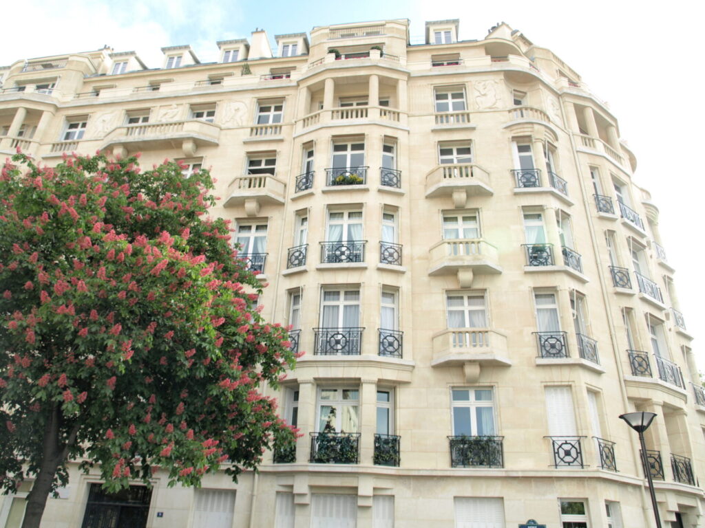 「パリの部屋」に学ぶインテリア術|小さな空間でも叶う上質でおしゃれな部屋づくり