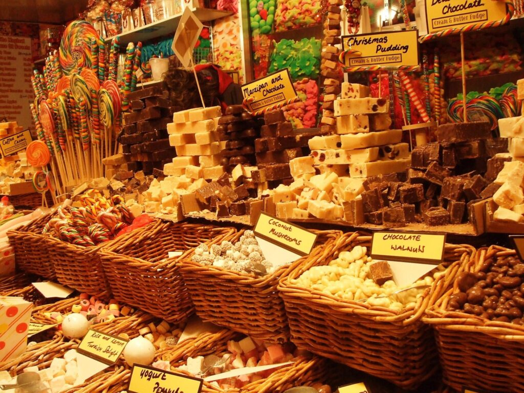 クリスマスマーケットのお菓子｜ロンドンの「クリスマスマーケット」に学ぶ｜「冬の住まい」が華やぐ演出術
