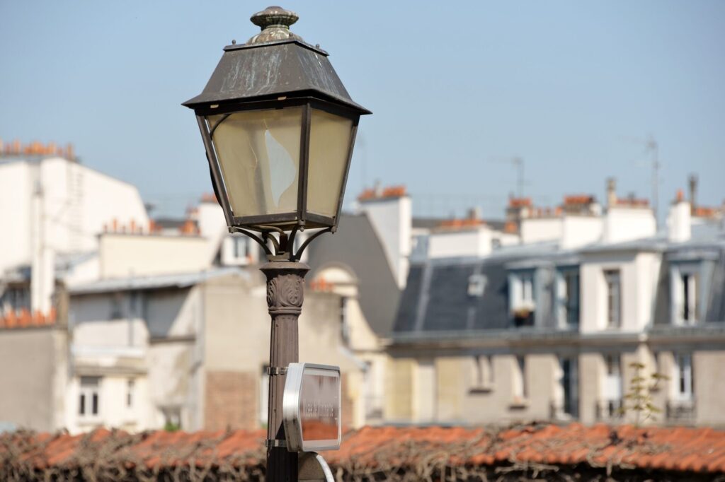「パリの部屋」に学ぶインテリア術|小さな空間でも叶う上質でおしゃれな部屋づくり