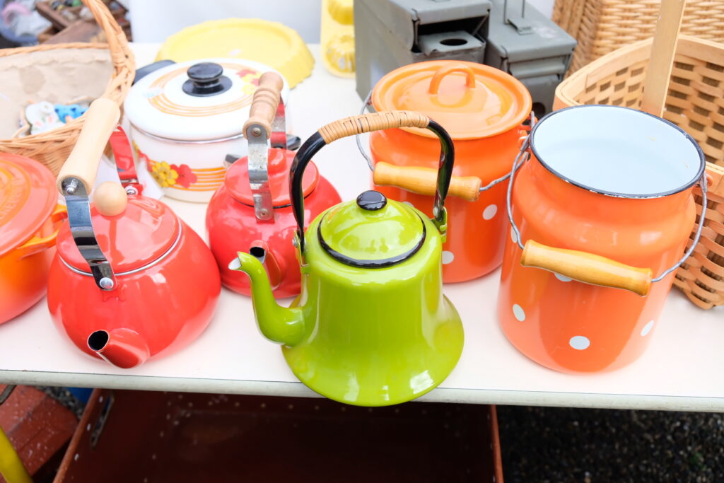 フランスの蚤の市で売られている調理器具｜フランスの「蚤の市」に学ぶ、長く住み続ける家の魅力 ｜『アンティークなモノ』が映える家づくりのポイント