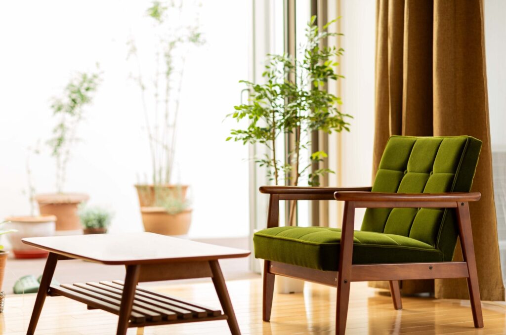 日当たりの良いリビングに置かれたソファとテーブル|暮らしが変わるリノベーションデザイン| 素材・光・動線にこだわった「育てる家」のつくり方