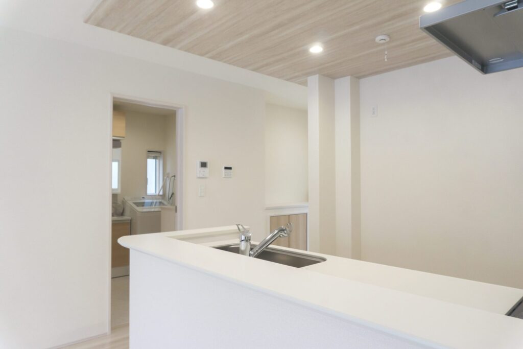 白で統一したダイニングキッチン|暮らしが変わるリノベーションデザイン| 素材・光・動線にこだわった「育てる家」のつくり方