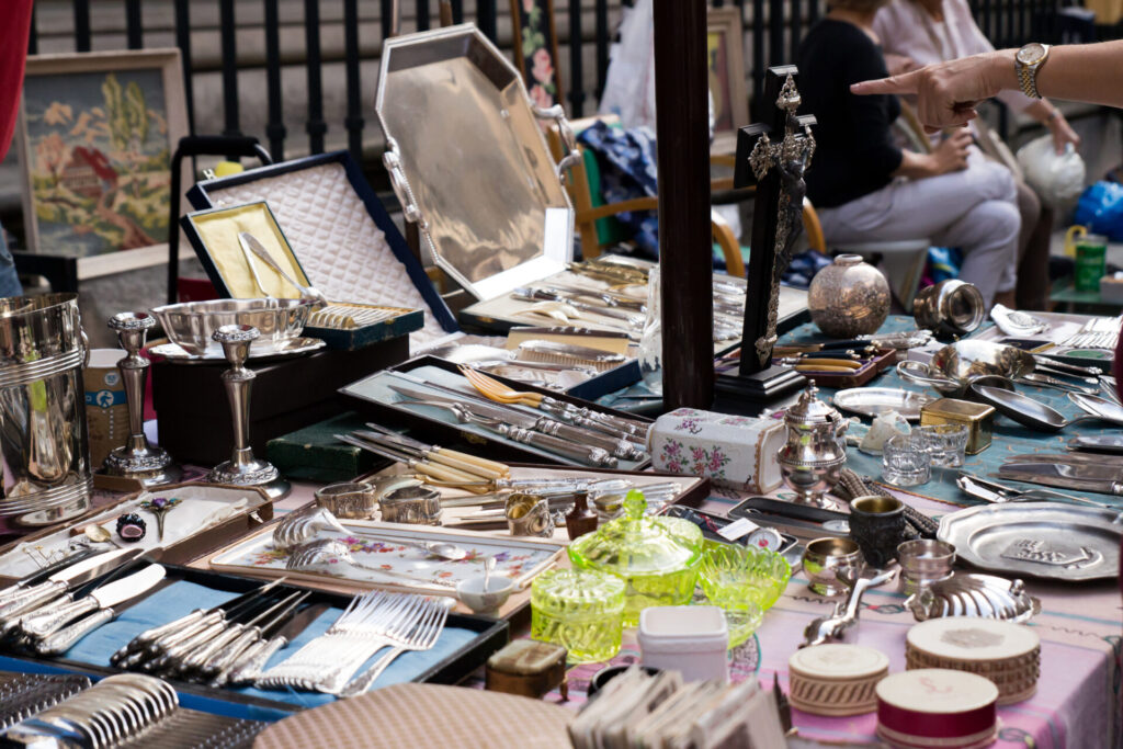フランスの蚤の市で売られている食器や雑貨｜フランスの「蚤の市」に学ぶ、長く住み続ける家の魅力 ｜『アンティークなモノ』が映える家づくりのポイント