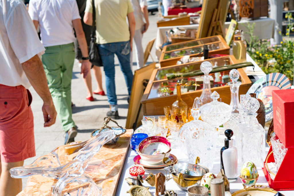 フランスの蚤の市で売られている食器や雑貨｜フランスの「蚤の市」に学ぶ、長く住み続ける家の魅力 ｜『アンティークなモノ』が映える家づくりのポイント