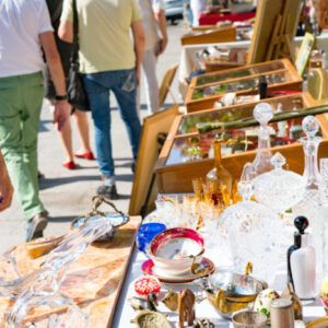 フランスの蚤の市で売られている食器や雑貨|フランスの「蚤の市」に学ぶ、長く住み続ける家の魅力 |『アンティークなモノ』が映える家づくりのポイント