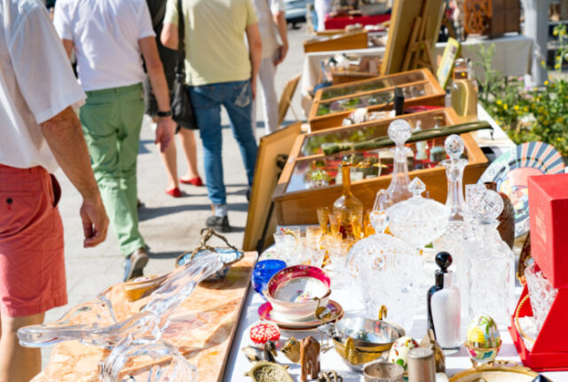 フランスの蚤の市で売られている食器や雑貨｜フランスの「蚤の市」に学ぶ、長く住み続ける家の魅力 ｜『アンティークなモノ』が映える家づくりのポイント