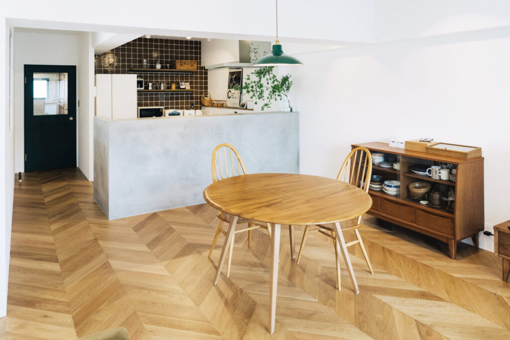 ヘリンボーン床のダイニングキッチン|暮らしが変わるリノベーションデザイン| 素材・光・動線にこだわった「育てる家」のつくり方