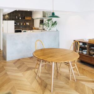 ヘリンボーン床のダイニングキッチン|暮らしが変わるリノベーションデザイン| 素材・光・動線にこだわった「育てる家」のつくり方