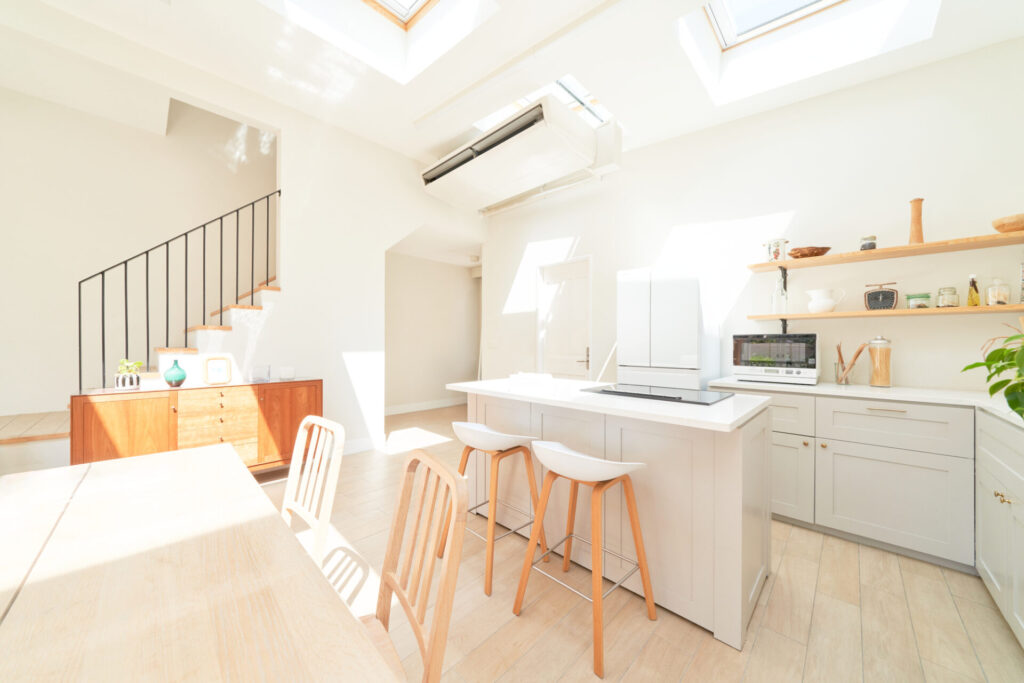 白で統一したダイニングキッチン|暮らしが変わるリノベーションデザイン| 素材・光・動線にこだわった「育てる家」のつくり方