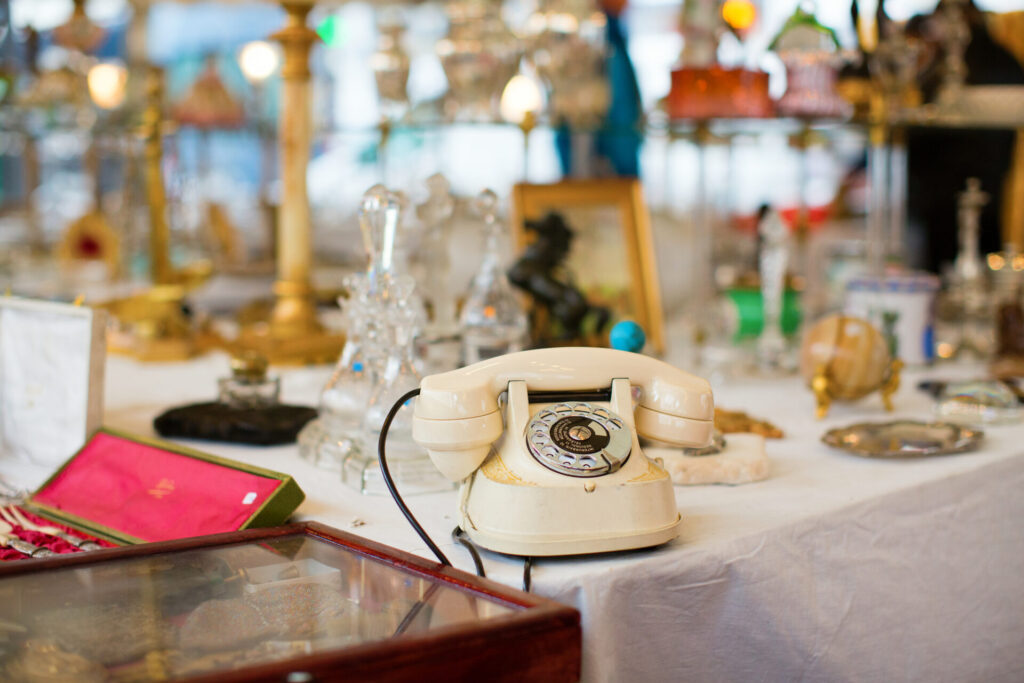 フランスの蚤の市で売られている食器や雑貨｜フランスの「蚤の市」に学ぶ、長く住み続ける家の魅力 ｜『アンティークなモノ』が映える家づくりのポイント