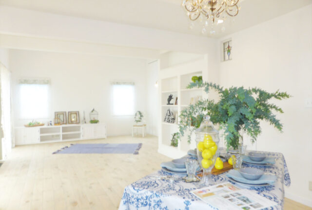 リビングを「広く見せる」ための工夫とは｜間取り・家具配置・内装のポイント