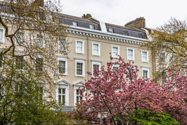 イギリスの「テラスハウス」が美しい理由とは｜街並みになじむ外観と植栽のポイント