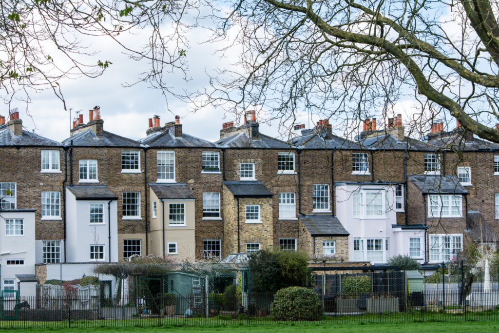 イギリスの「テラスハウス」が美しい理由とは｜街並みになじむ外観と植栽のポイント