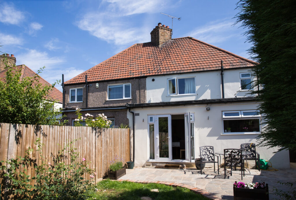 イギリスの「テラスハウス」が美しい理由とは｜街並みになじむ外観と植栽のポイント