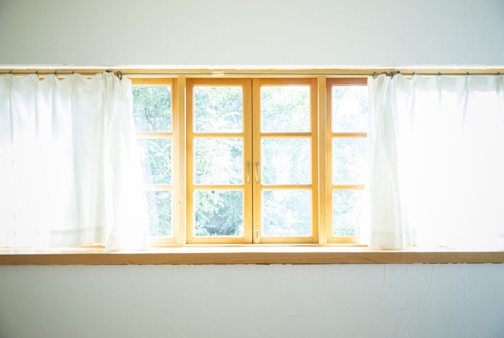 ヨーロッパの窓が美しい理由|採光・素材・暮らし方から学ぶ住まいの知恵