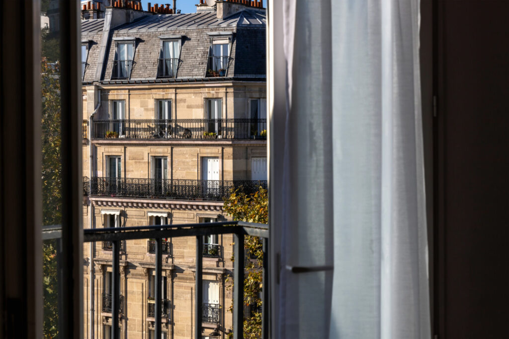 フランス・パリのホテルのようなインテリアをつくるには|小さな空間にも美しさを宿す住まいのヒント
