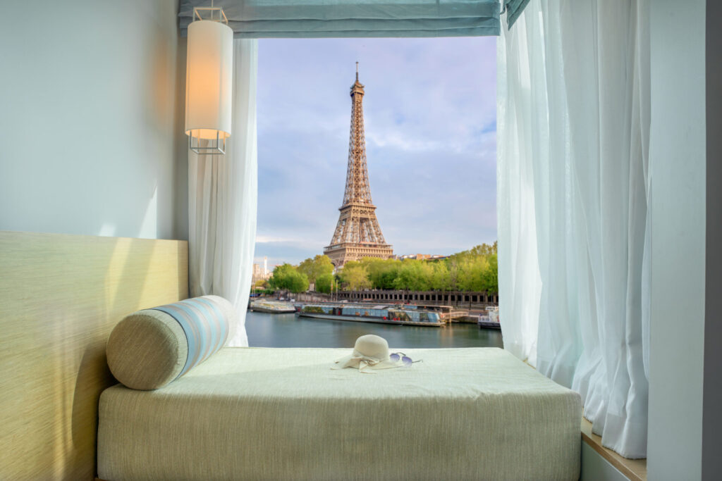 フランス・パリのホテルのようなインテリアをつくるには|小さな空間にも美しさを宿す住まいのヒント